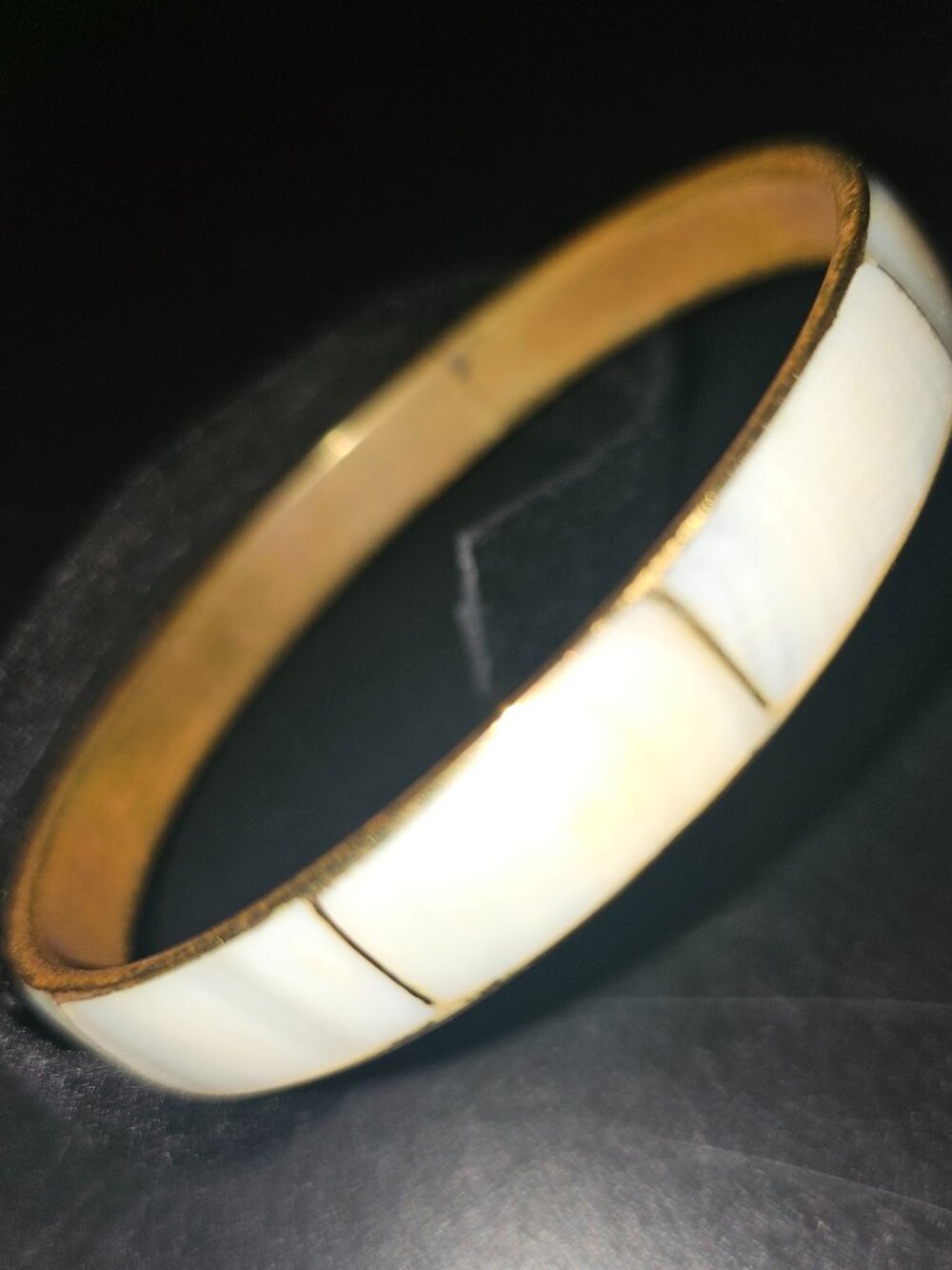 MOTHER OF PEARL W/ GOLD TONE ACCENTS CREATING A MODERN TIMELESS BANGLE BRACELET